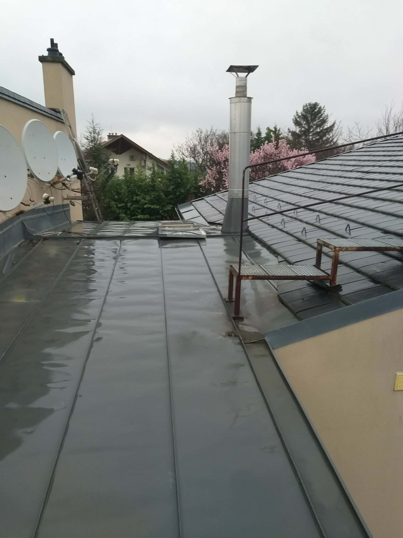 Tetőn végzett kéményes munka közben